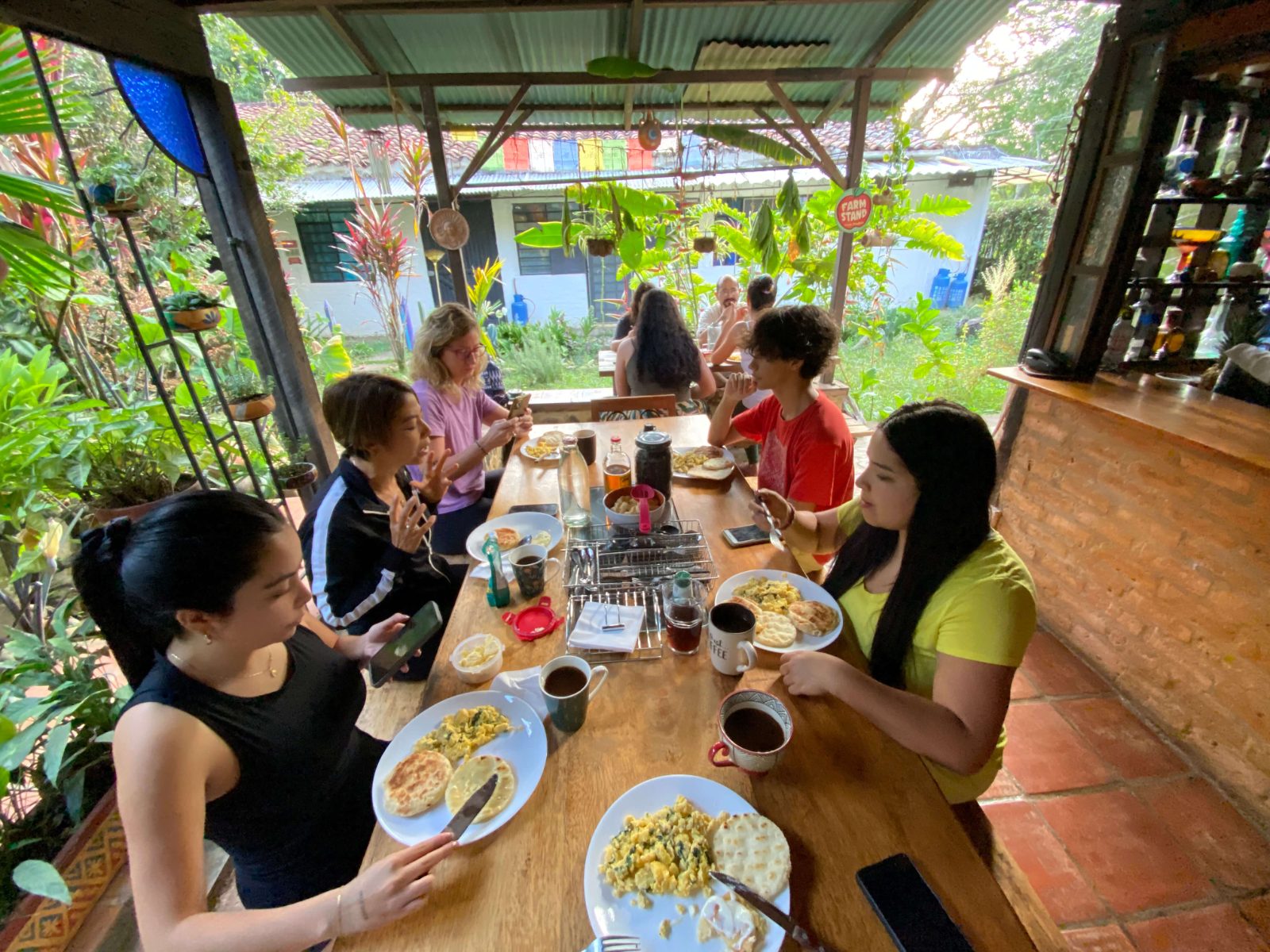 Desayuno comunitario en la huerta