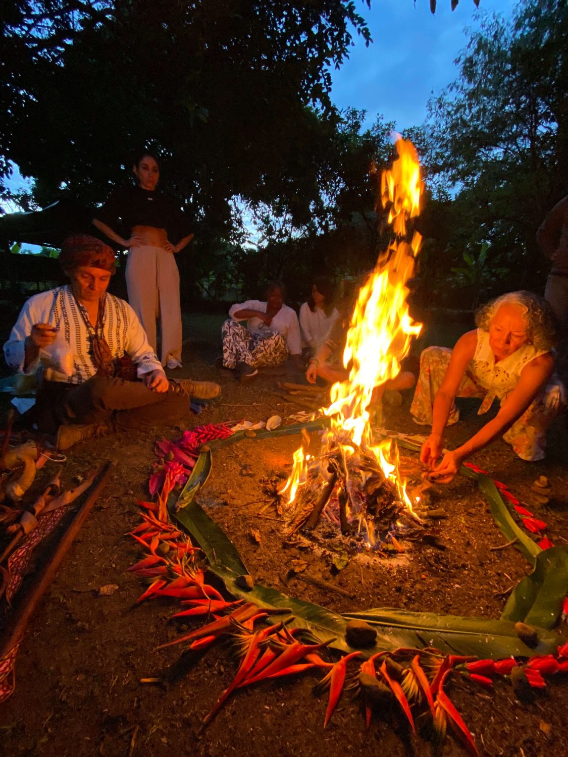 Ceremonia de fuego maya al anochecer